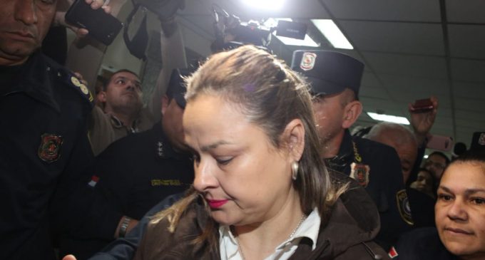 Esposa de exfiscal general del Estado vuelve a su casa
