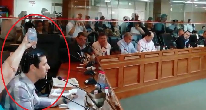 Lo bañó: Debate sobre designación irregular en Municipalidad terminó en vergonzosa reacción de concejala