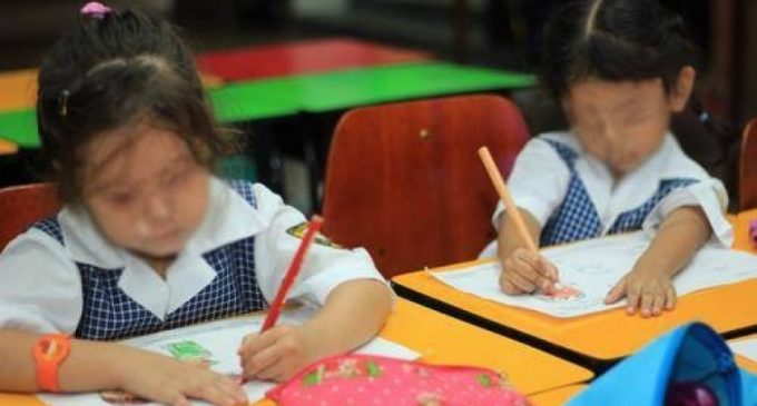 Madre denuncia a docente por desnudar a su hija en clase