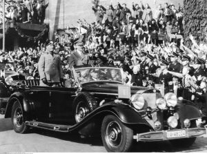 Benito Mussolini y Adolf Hitler en el vehículo subastado