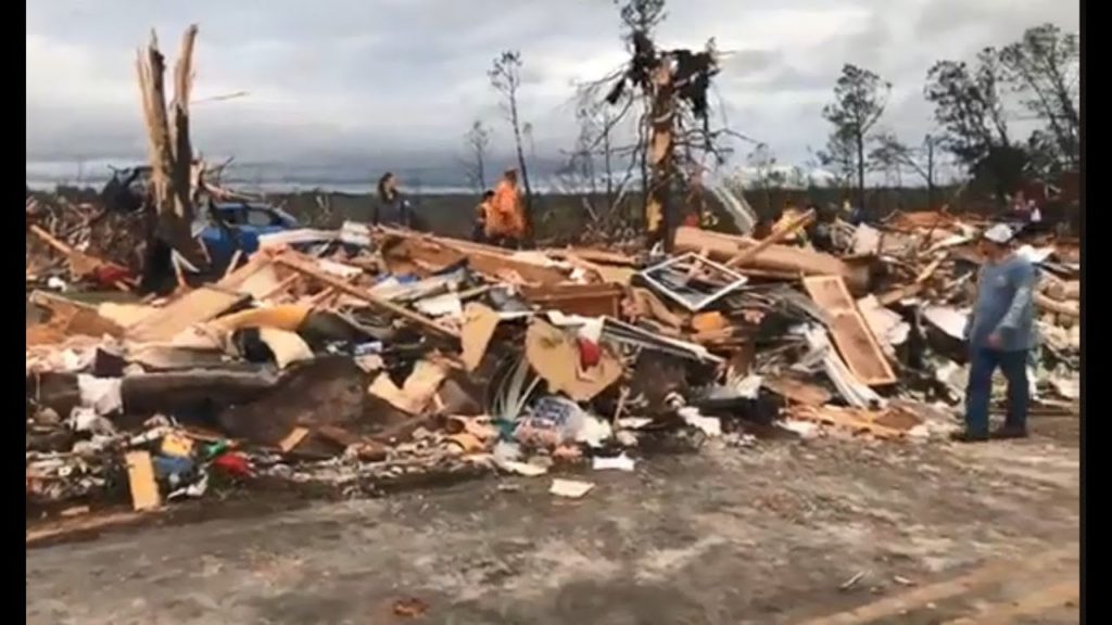 EE.UU. Voraz tornado causa más de 20 muertos en Alabama La Unión