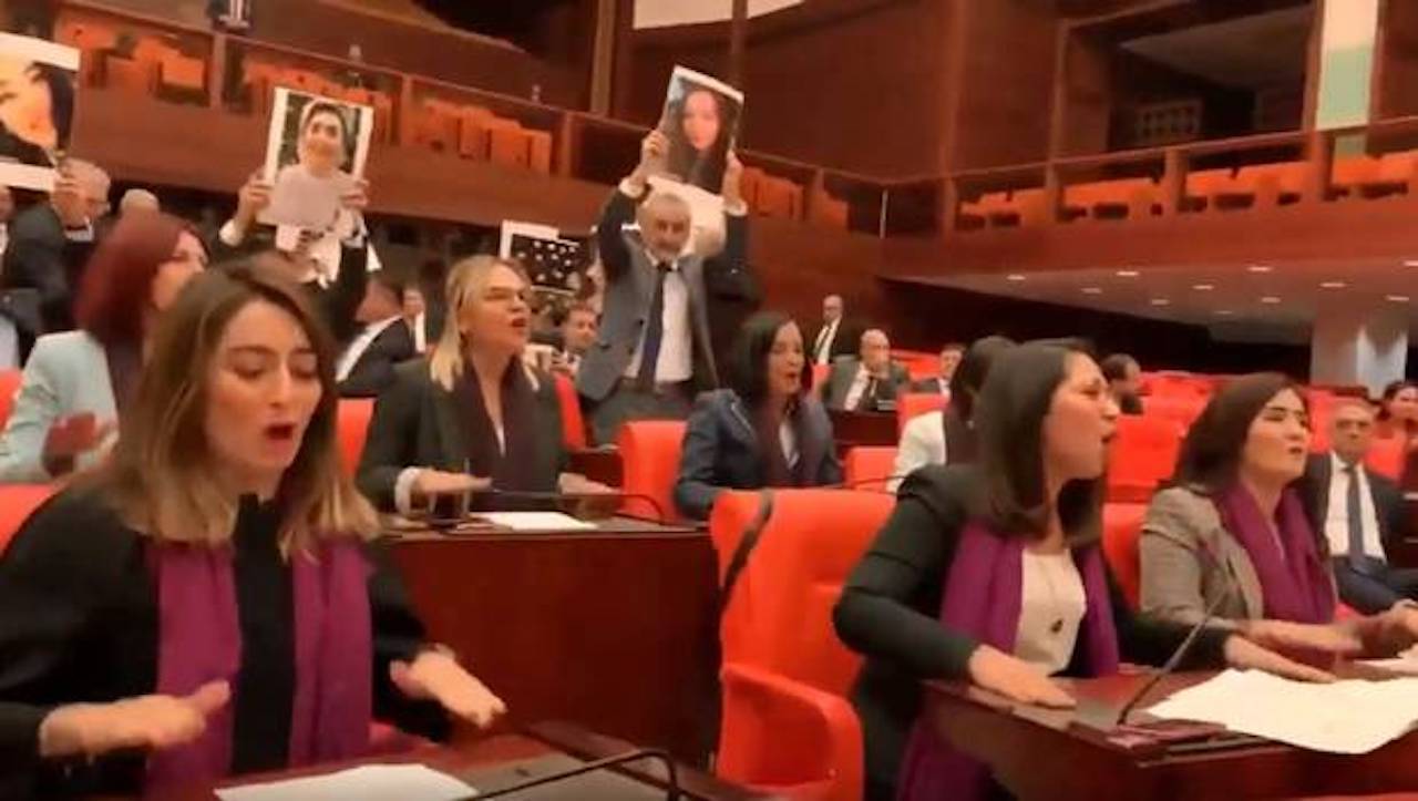 “El violador eres tú” irrumpe en el Parlamento turco