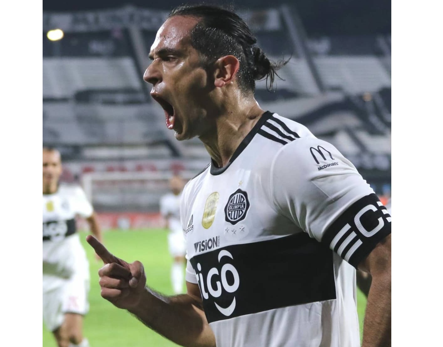 Olimpia se aferra a la punta al quedarse con el clásico blanco y negro