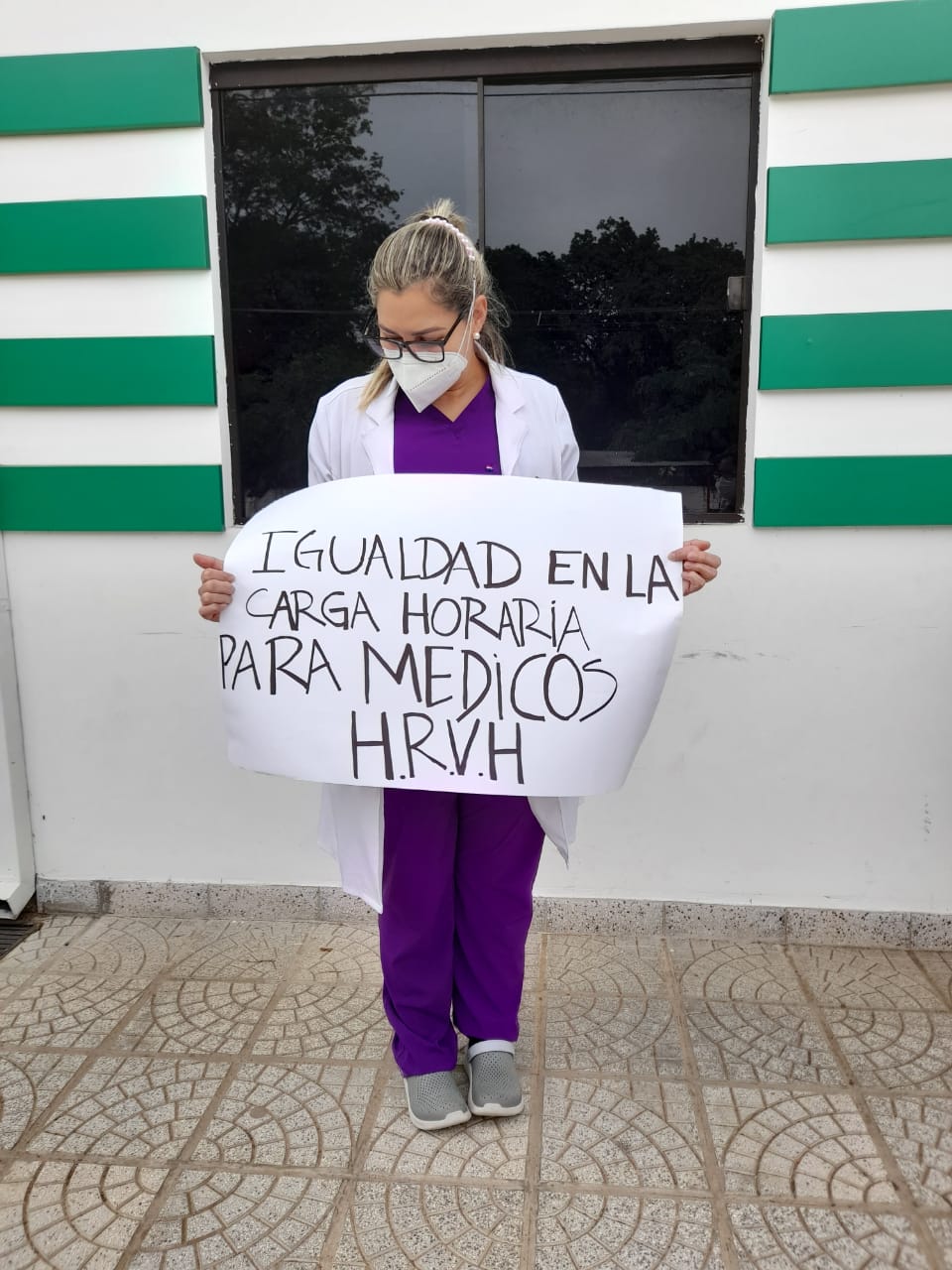 Negacionistas y médicos  se enfrentaron durante manifestación frente del Ministerio de Salud