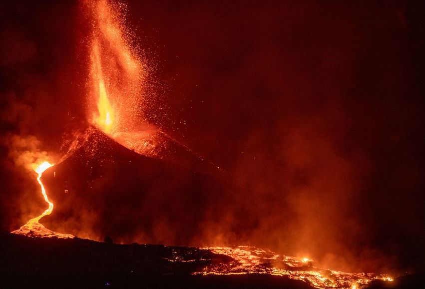 La lava crea una delta y amplía la isla española de La Palma