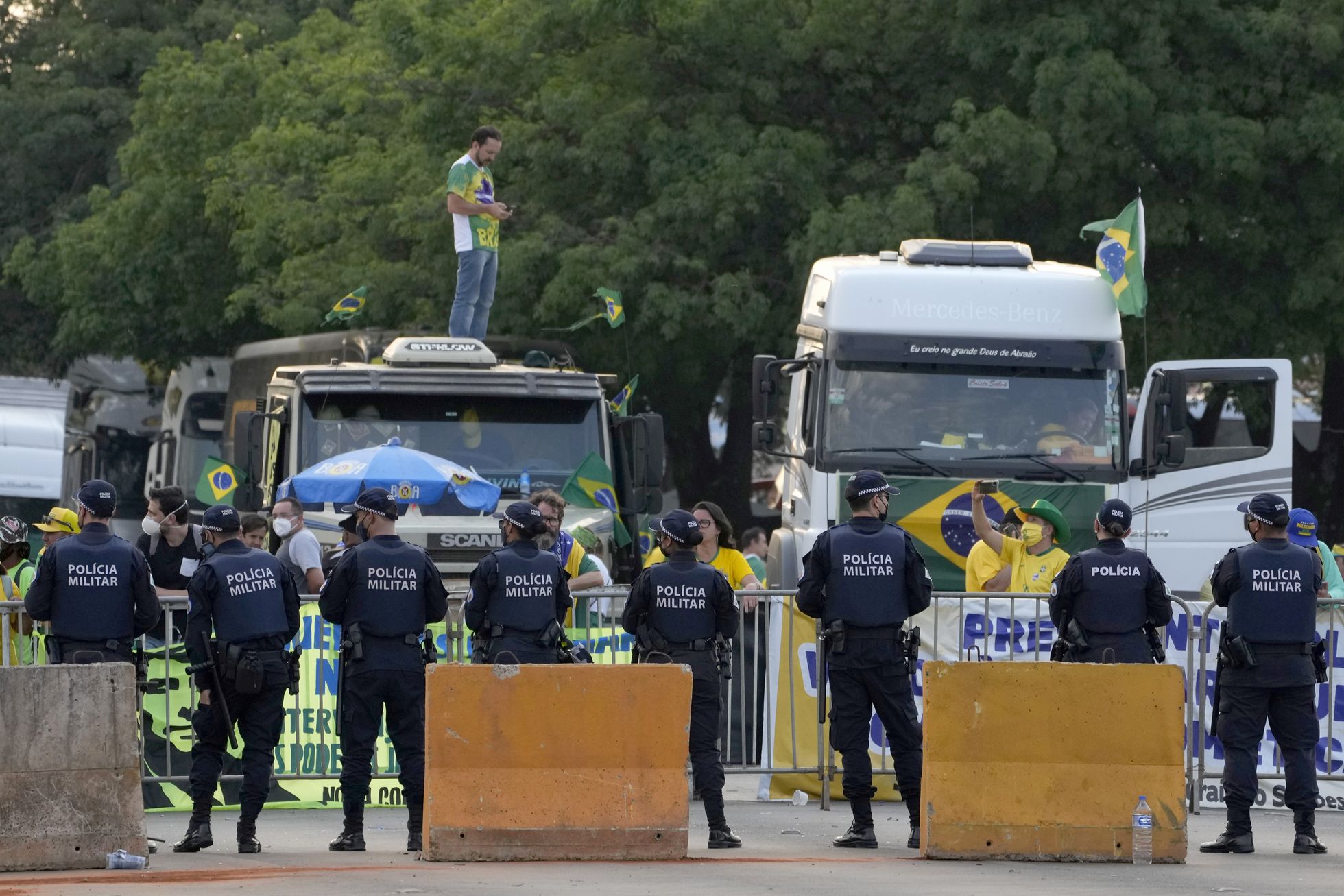 Camioneros bloquean rutas para pedir la renuncia de jueces de la Corte y Bolsonaro intenta desactivar la protesta