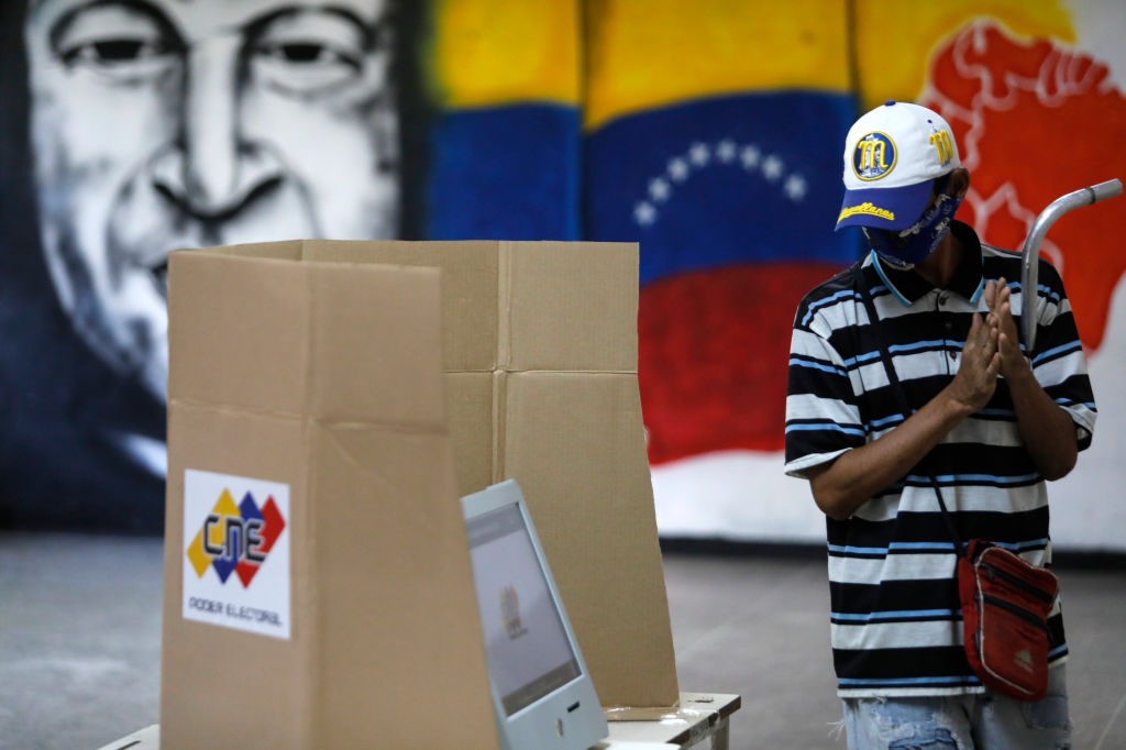 Venezolanos votan en comicios regionales y municipales con el retorno de la oposición