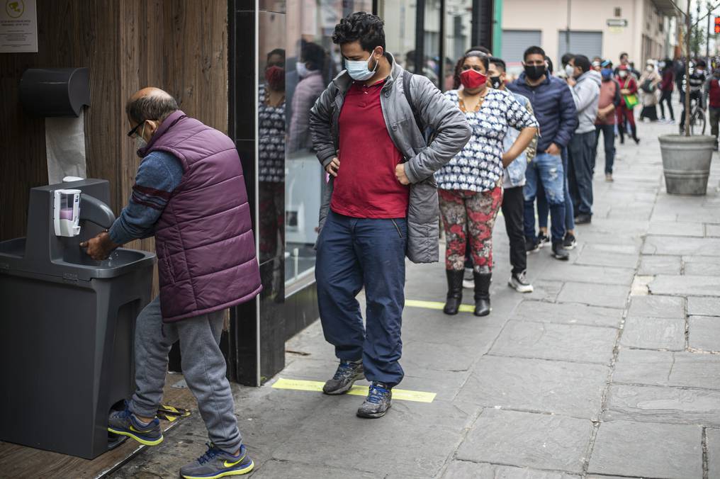 Perú prohíbe reuniones sociales durante las fiestas ante la suba de casos de coronavirus