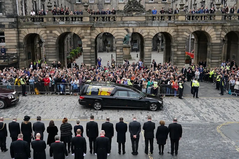 Cortejo fúnebre de la reina Isabel II llega a Edimburgo