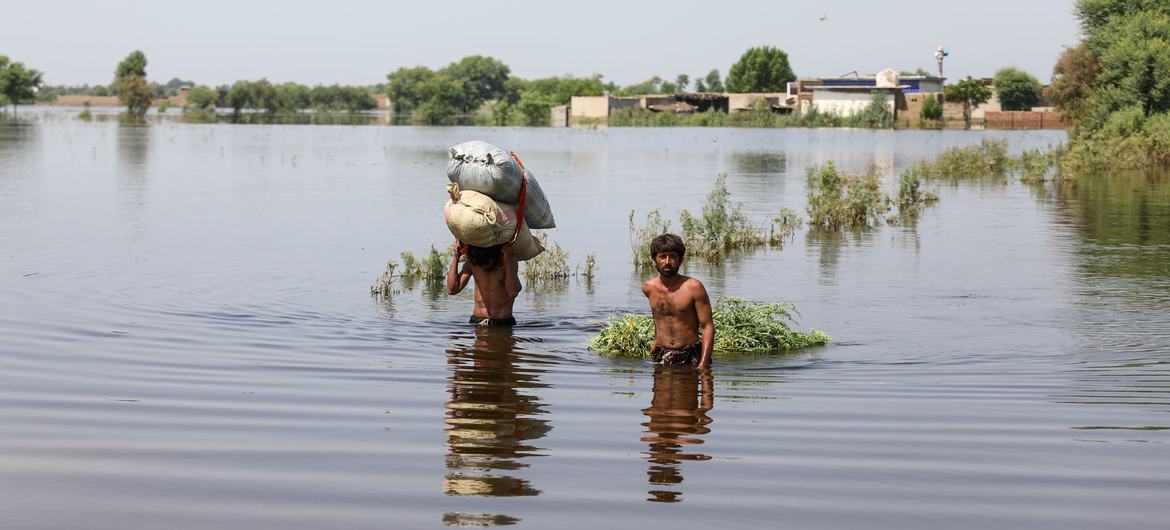 Pakistán moviliza más médicos por enfermedades tras crecidas