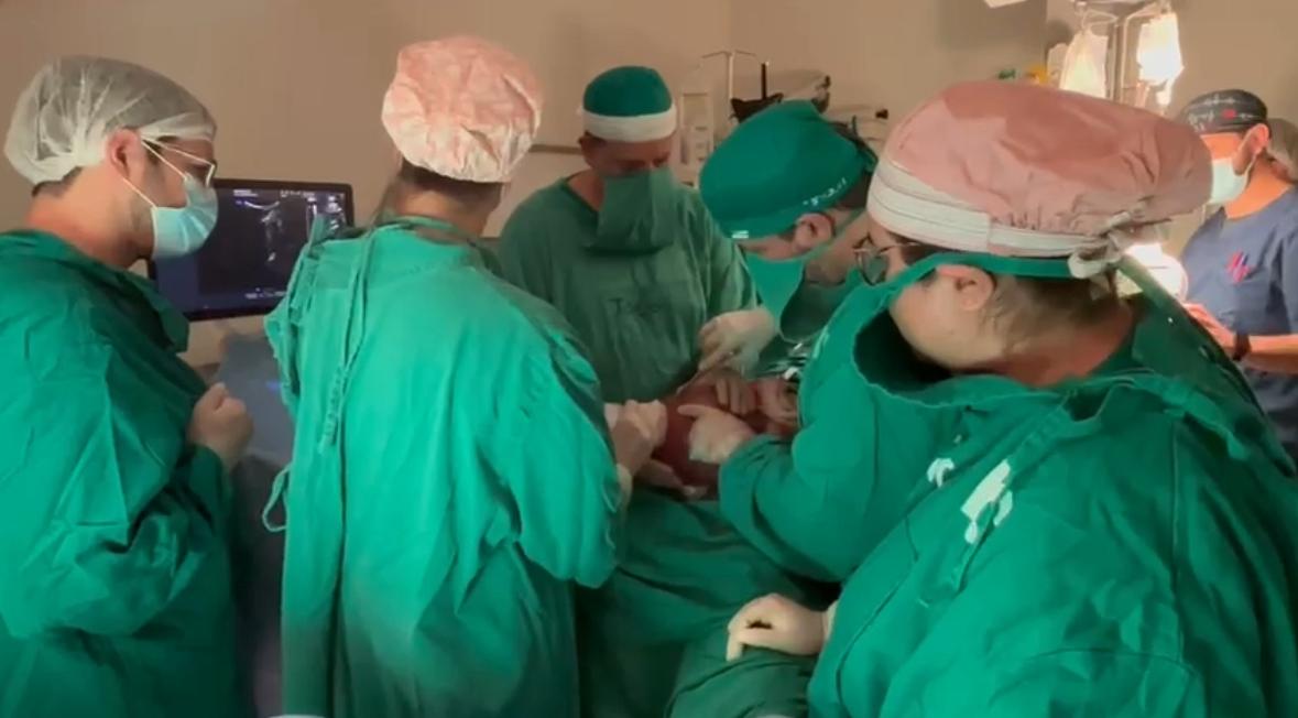 Nace bebé que había sido sometido a una cirugía intrauterina  en el Hospital de Clínicas