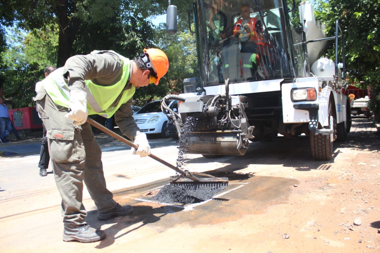 Adjudican servicio de bacheo y reparación de pavimento en áreas prestacionales de la ESSAP