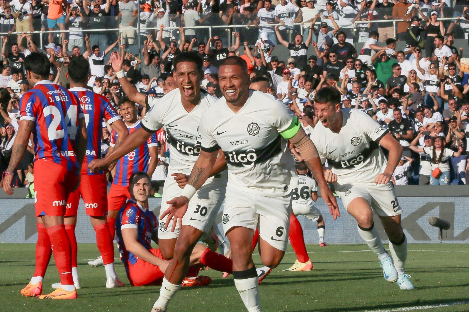 Olimpia humilla a un perdido Ciclón y da un gran paso rumbo al título