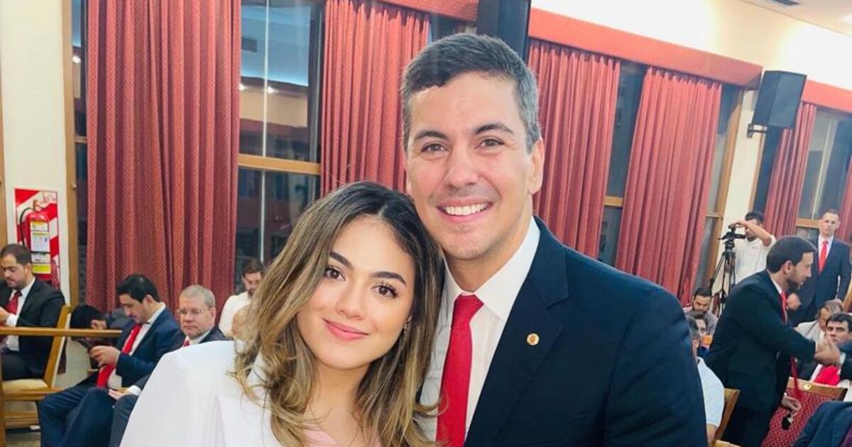 Ministra de la juventud recibe un lujoso vehículo